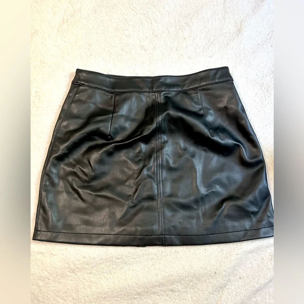 Black faux leather skirt - Picture 3 of 4